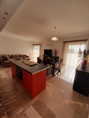 Coral Apartment-Three Bedroom Apartment with Balcony and Sea View